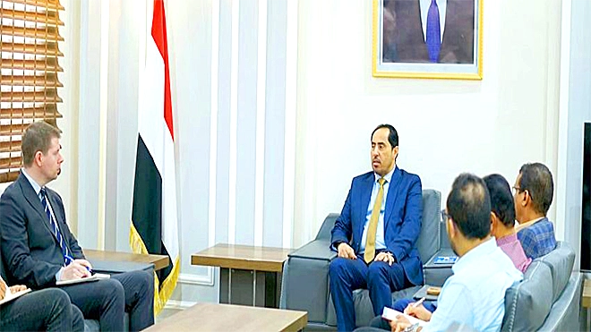 وزير الشباب والرياضة نايف البكري خلال لقائه مع مدير مكتب المبعوث الأممي إلى اليمن ألبرت سكوت